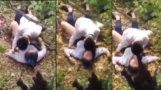 Bokep SMP bocil maksa banget ngewe di kebun nggak modal