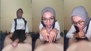 Bokep INDO VIRAL Cewek Hijab Suka Isep Kontol viral